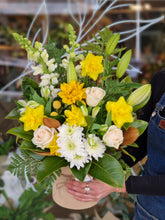 Load image into Gallery viewer, Lemon + White Arrangement