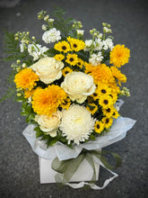 Load image into Gallery viewer, Lemon + White Arrangement